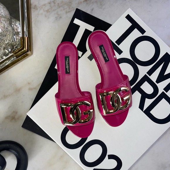 Dolce & Gabbana Patent leather slides with DG logo In Fuchsia - Picture 3 of 11
